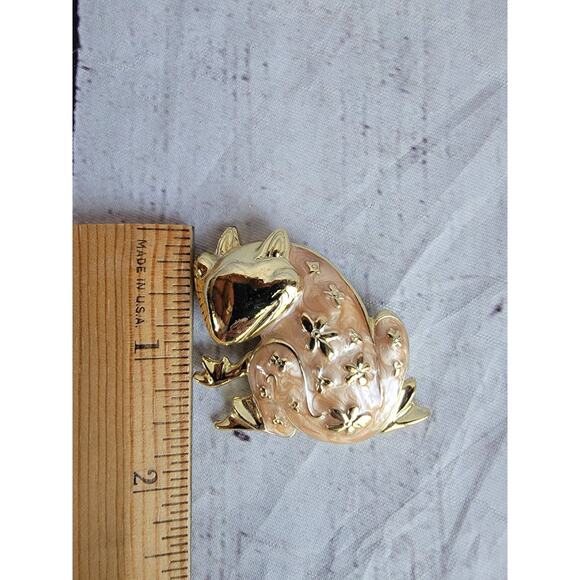 Frog Brooch Pin Enamel Gold Tone Pink Vintage Retro Unbranded Amphibian - Picture 4 of 6